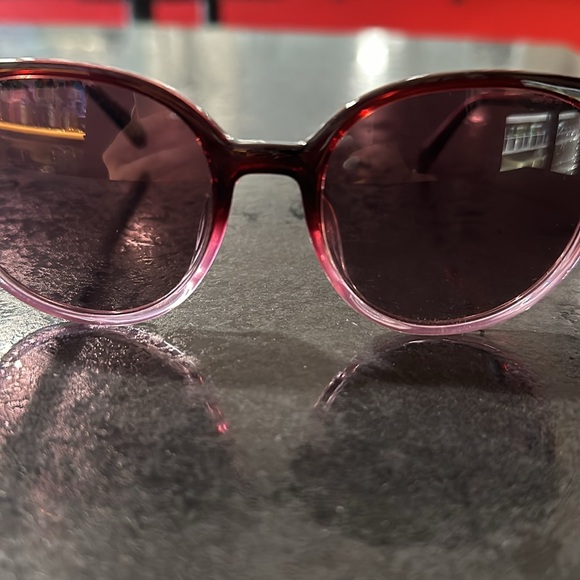 Kate Spade sunglasses. Case included with cloth to clean them. - Picture 4 of 4